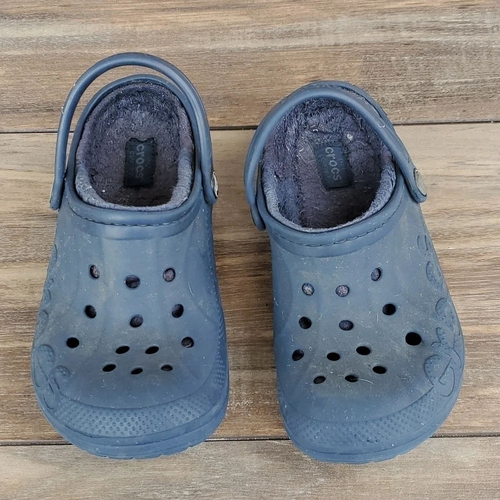 Crocs Junior boy insulated lined sandals flip flop shoes sz J2
